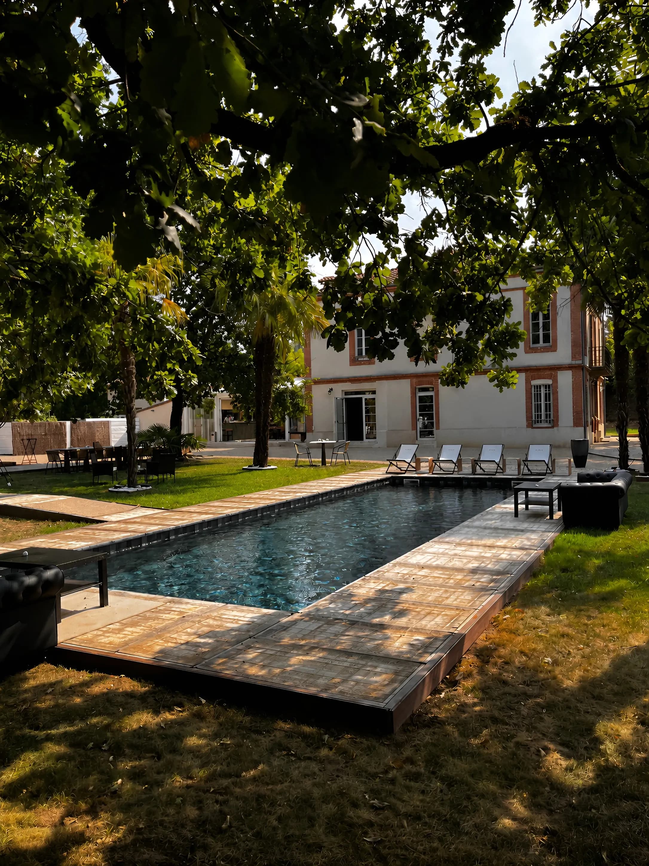 Jardin, piscine et maison de L’Ambassade à Montauban