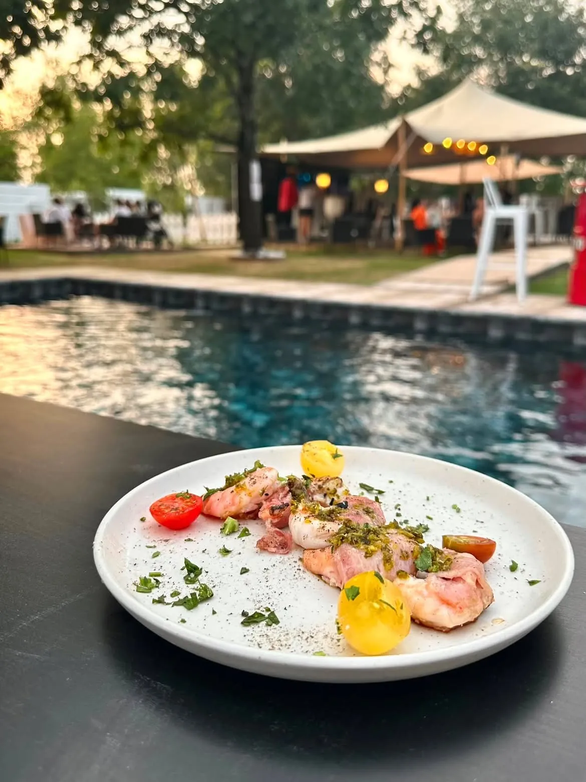 Assiette de saison servie au bord de la piscine