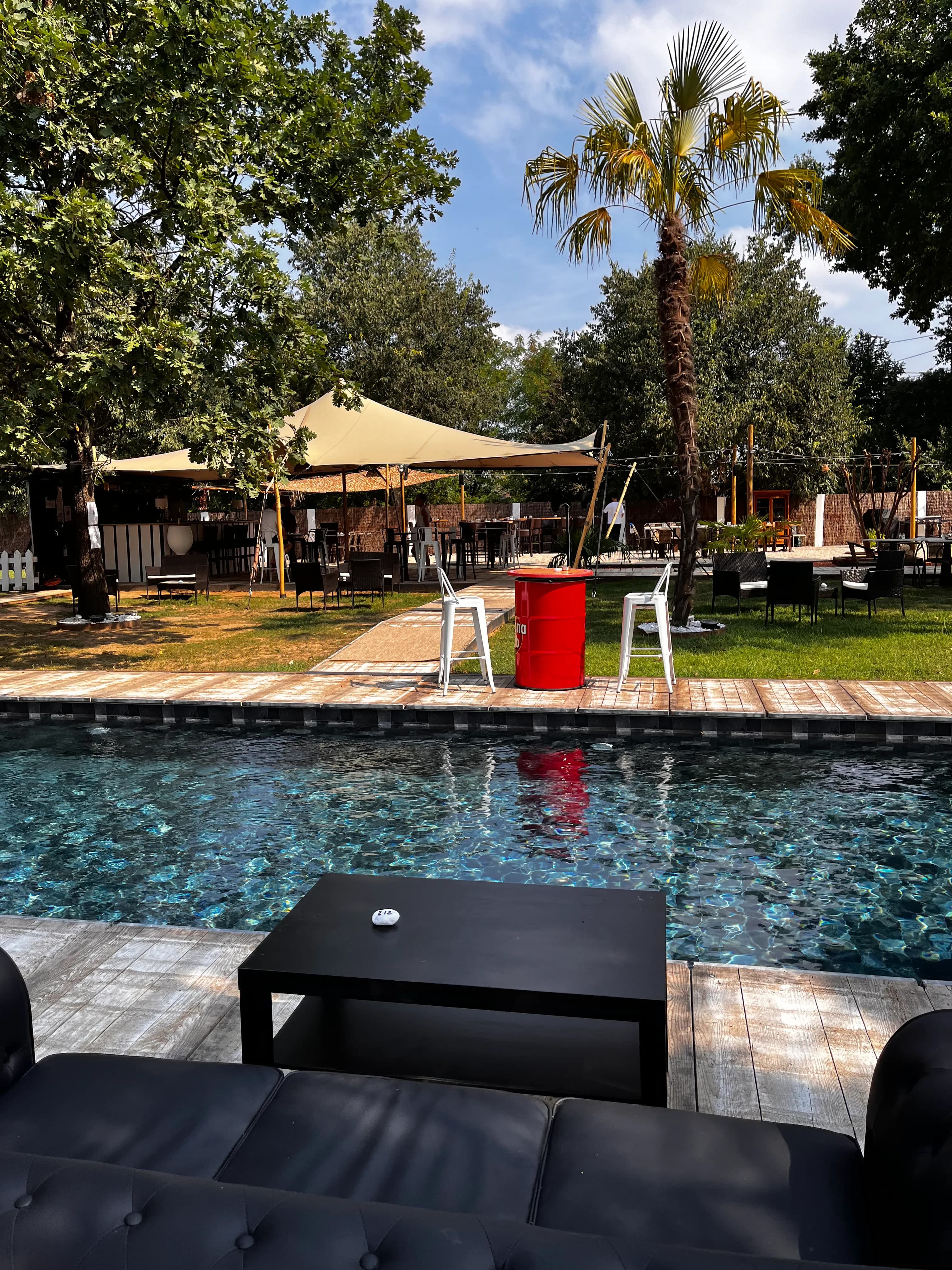 Le jardin et la piscine de L’Ambassade